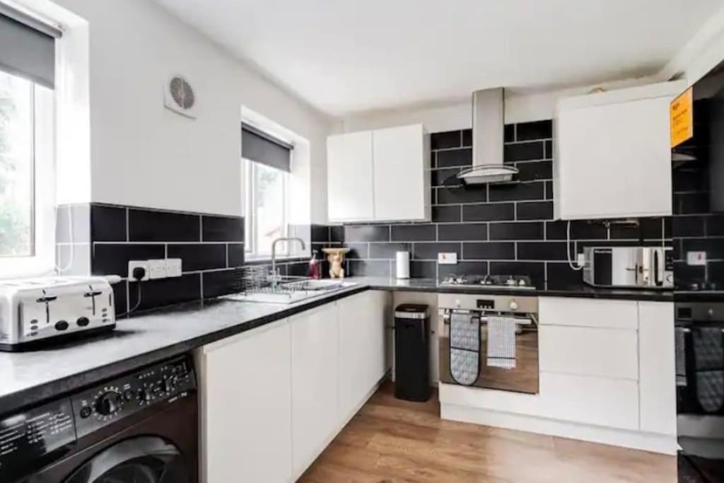 Villa New Build House Near Trafford Centre With Drive Mánchester Exterior foto